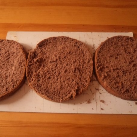 Krok 4 - Tort czekoladowy z kremem russel i amaretto foto