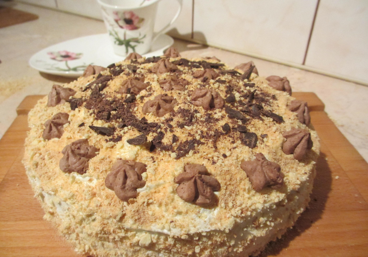 Tort czekoladowy z malinami i kremem waniliowym foto