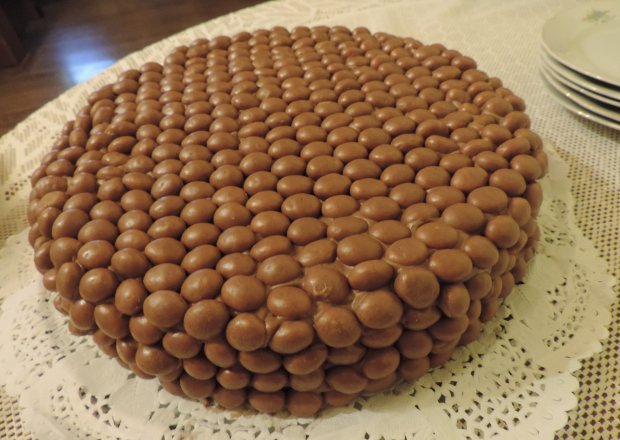 Fotografia przedstawiająca Tort czekoladowy z Malteserami