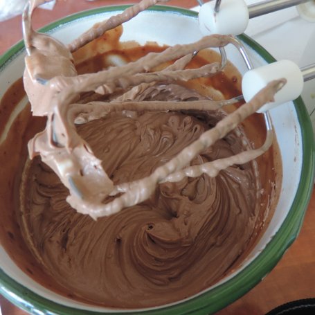 Krok 3 - Tort czekoladowy z Malteserami foto