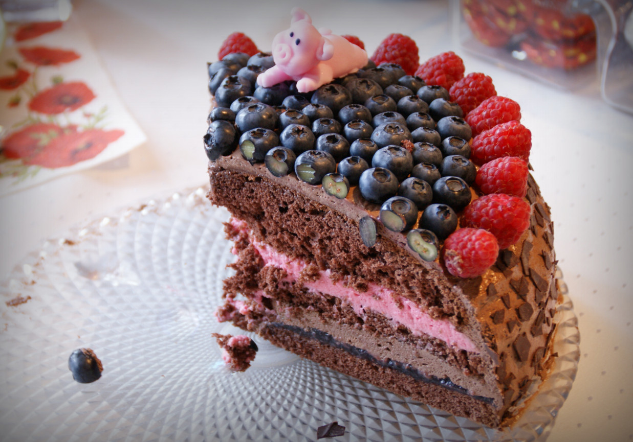 tort czekoladowy z owocami leśnymi foto