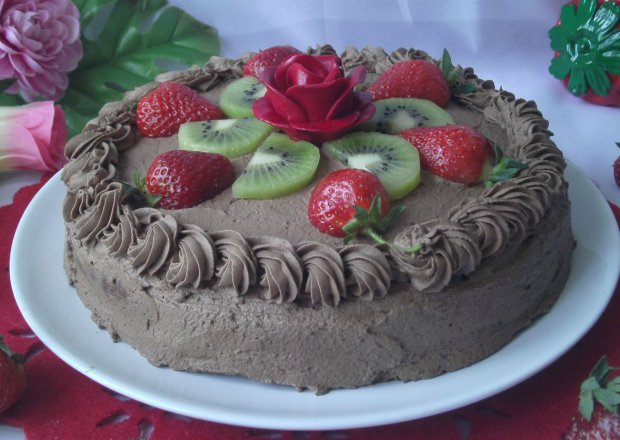 Fotografia przedstawiająca Tort czekoladowy z owocami