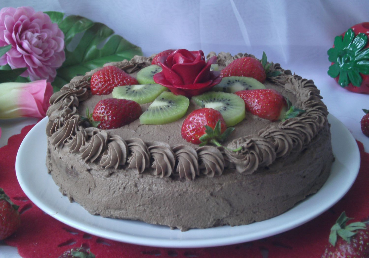 Tort czekoladowy z owocami foto