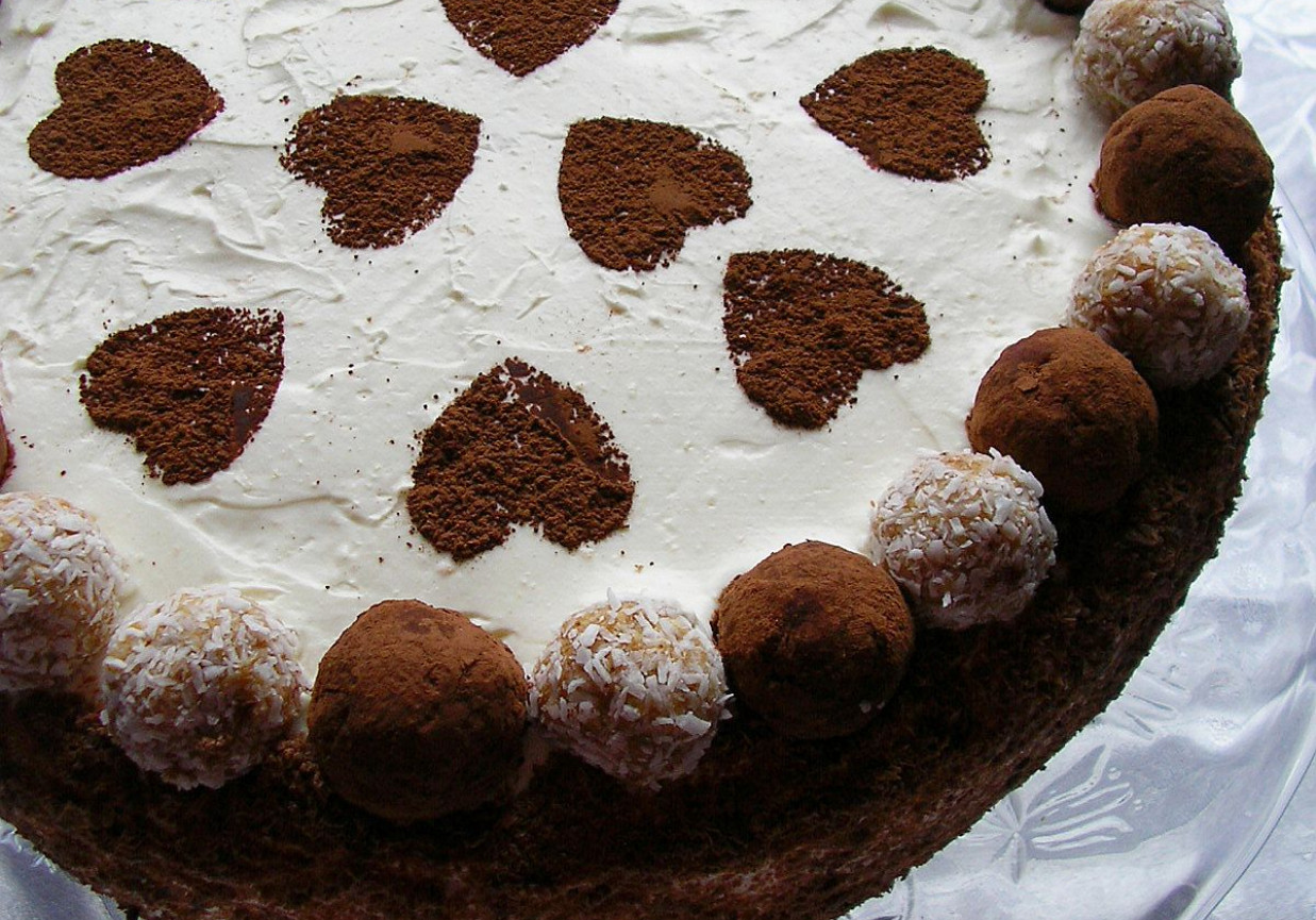 Tort czekoladowy z rumowymi trufelkami foto