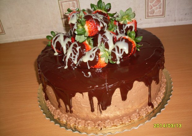 Fotografia przedstawiająca Tort czekoladowy z truskawkami