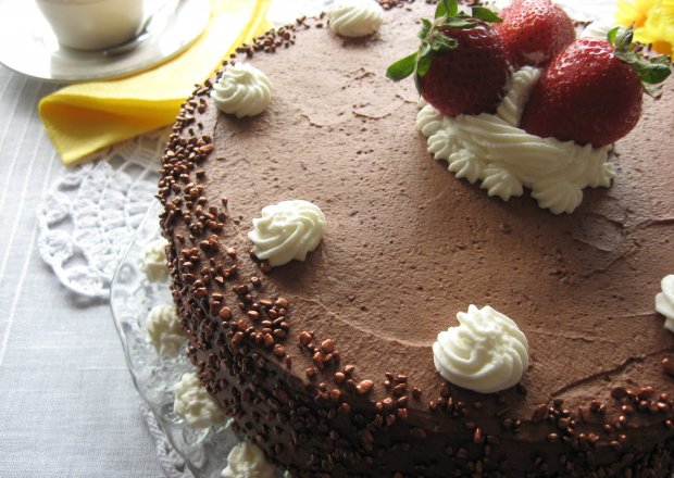Fotografia przedstawiająca Tort czekoladowy z truskawkami