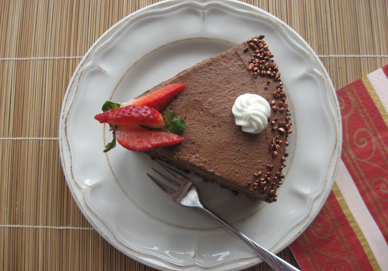 Tort czekoladowy z truskawkami foto
