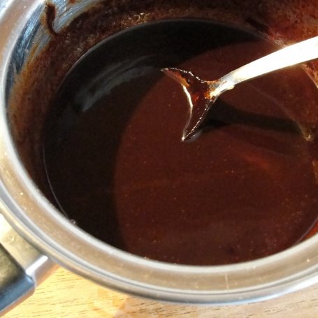 Krok 6 - Tort czekoladowy z truskawkami foto
