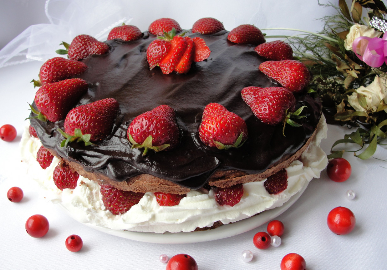 Tort czekoladowy z truskawkami foto