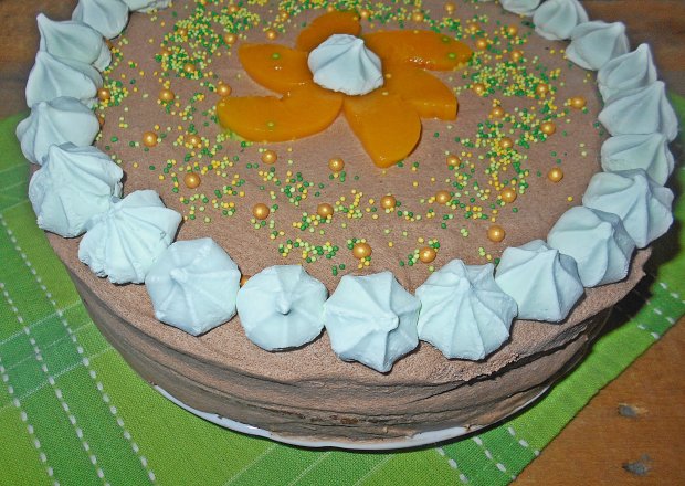Fotografia przedstawiająca Tort czekoladowy z wiśniami