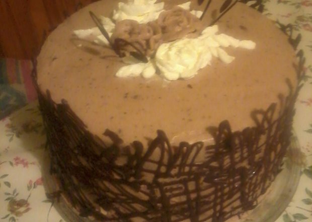 Fotografia przedstawiająca tort czekoladowy z wiśniami
