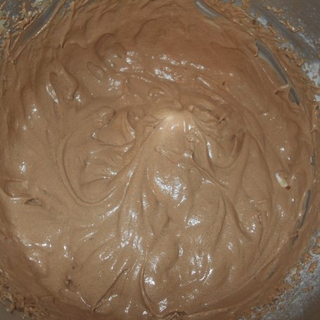 Krok 4 - Tort czekoladowy z wiśniami foto