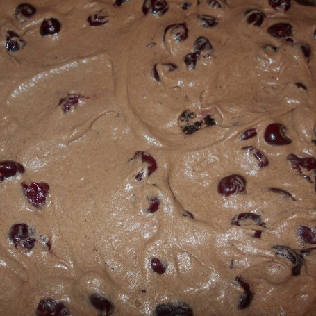 Krok 6 - Tort czekoladowy z wiśniami foto