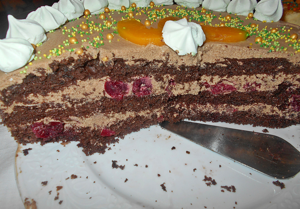 Tort czekoladowy z wiśniami foto