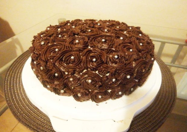 Fotografia przedstawiająca Tort czekoladowy z wiśniami