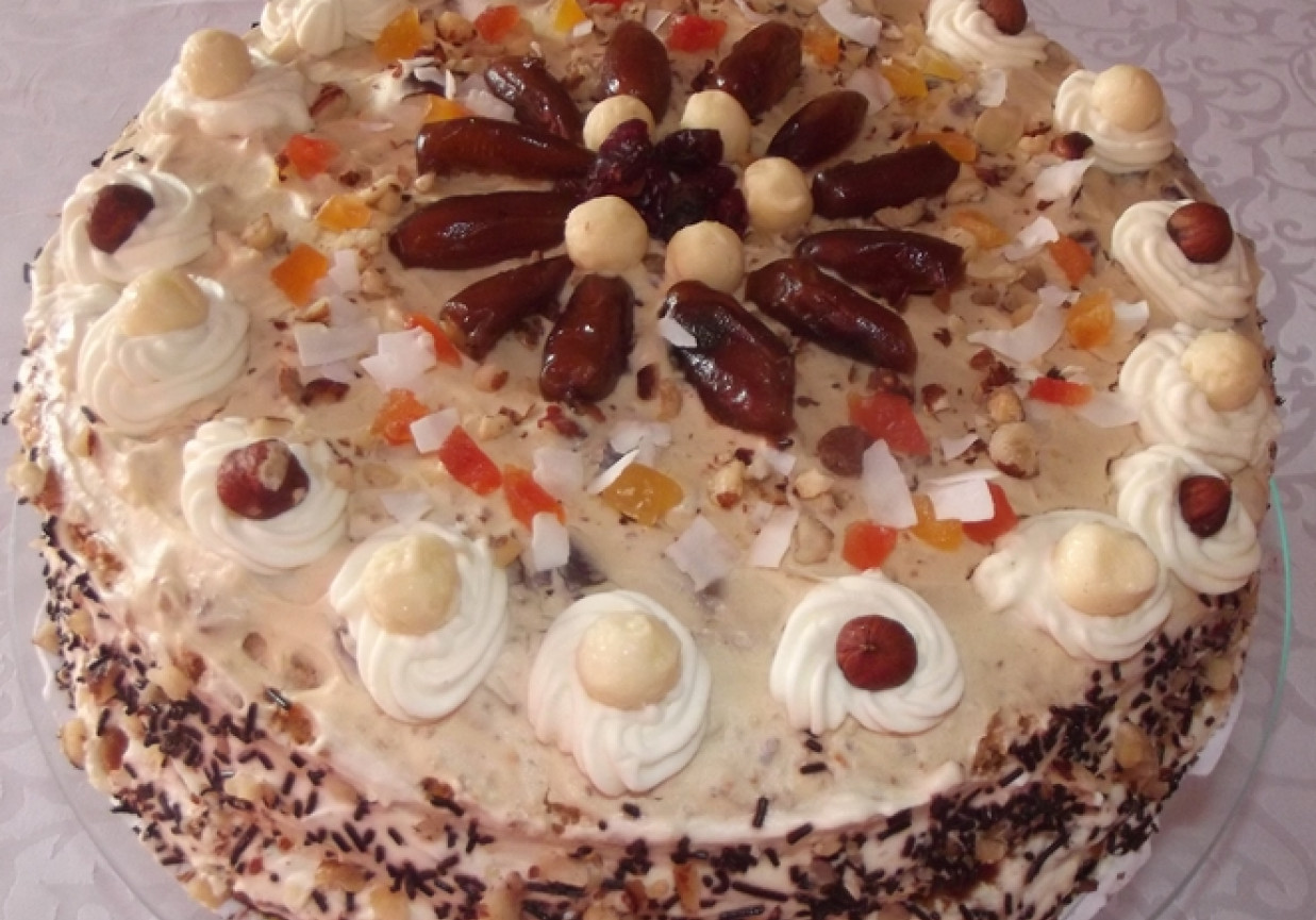 Tort Dacquoise z daktylami na biszkopcie foto