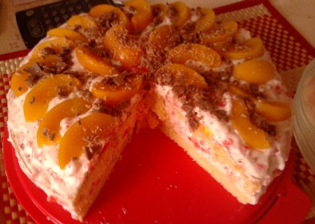 Fotografia przedstawiająca Tort galaretkowy z brzoskwiniami