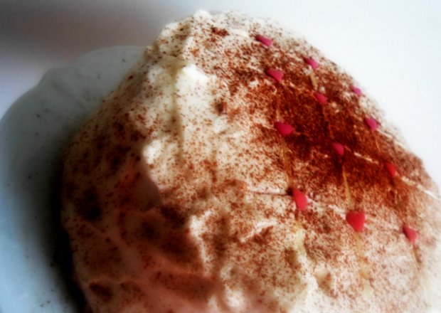 Fotografia przedstawiająca Tort gruszkowy ociekający bitą śmietaną i wódką