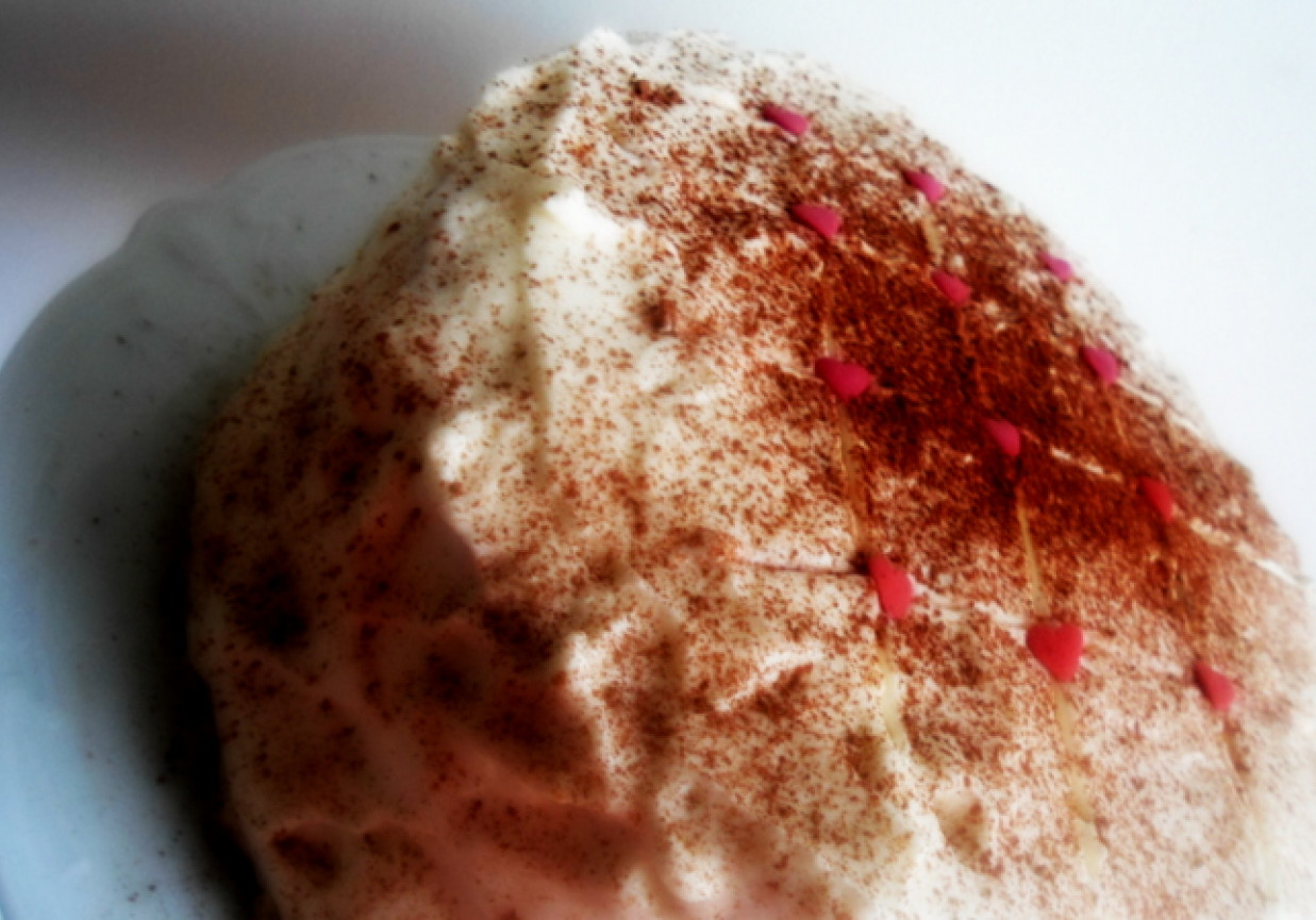 Tort gruszkowy ociekający bitą śmietaną i wódką foto