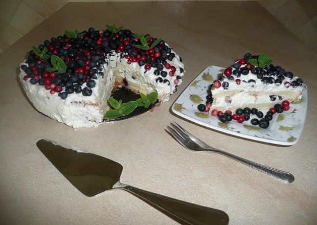 Fotografia przedstawiająca Tort jagodowy z borówkami