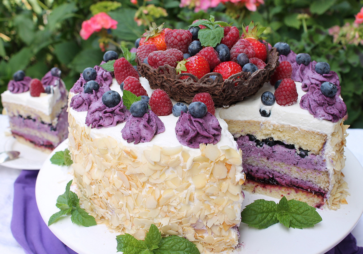 Tort jagodowy z koszyczkiem  foto