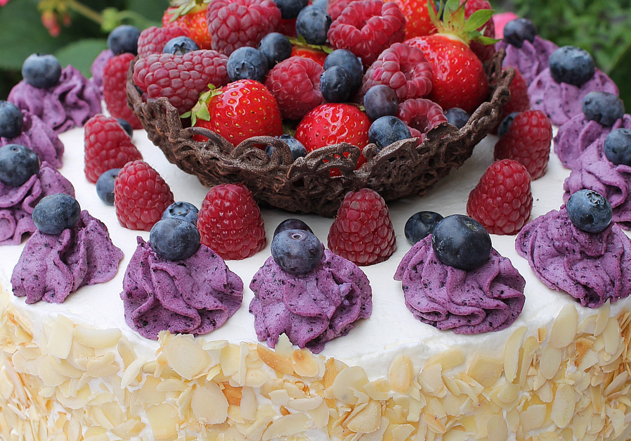 Tort jagodowy z koszyczkiem  foto