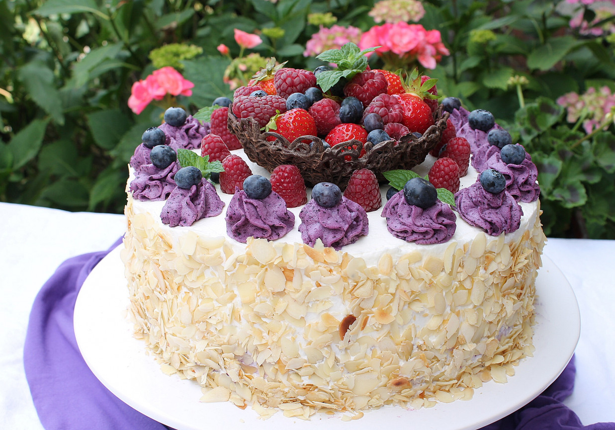 Tort jagodowy z koszyczkiem  foto