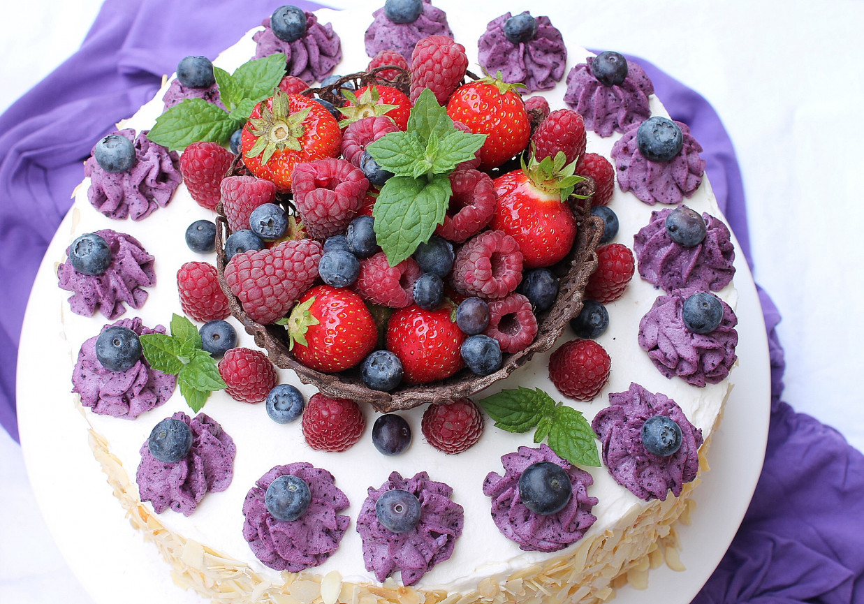 Tort jagodowy z koszyczkiem  foto