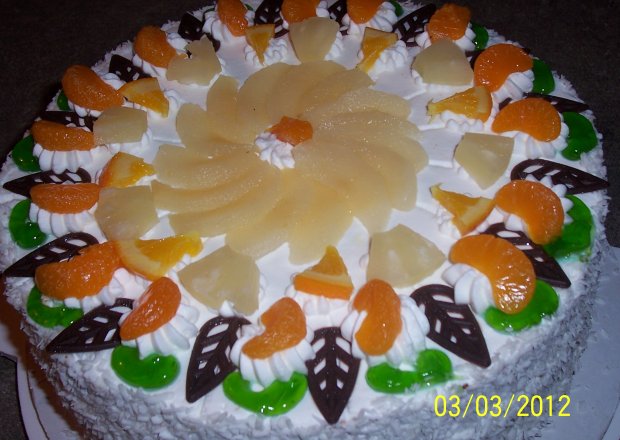 Fotografia przedstawiająca Tort jogurtowy z owocami