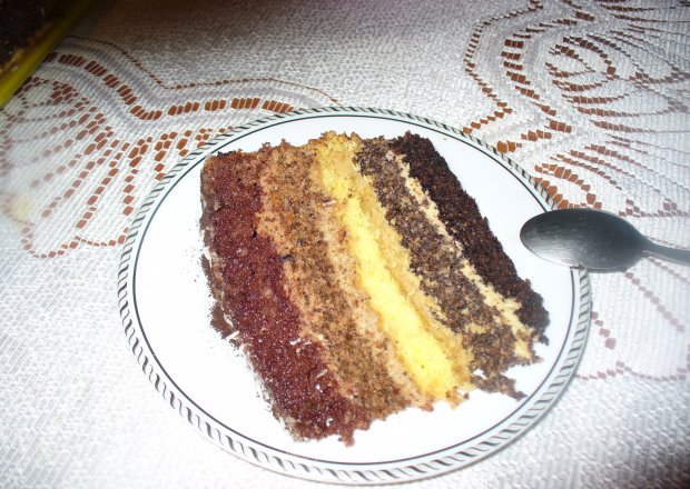Fotografia przedstawiająca Tort  kakaowo  makowy