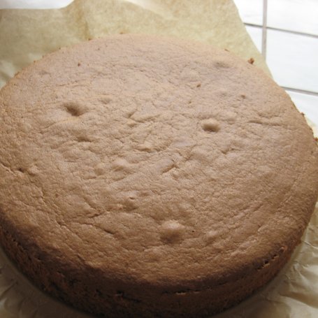Krok 3 - Tort kakaowy z frużeliną wiśniową foto