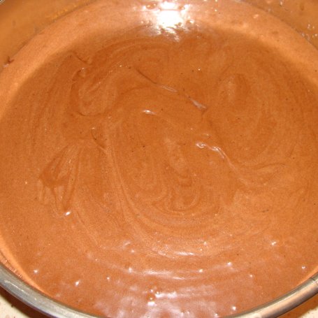 Krok 2 - Tort kakaowy z masą brzoskwiniową i masą cukrową foto
