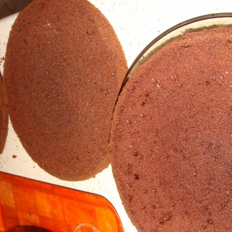 Krok 3 - Tort kakaowy z masą brzoskwiniową i masą cukrową foto