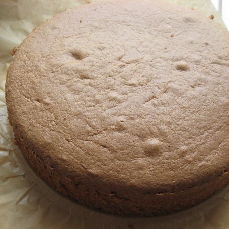 Krok 2 - Tort kakaowy z truskawkami i masą z mascarpone foto