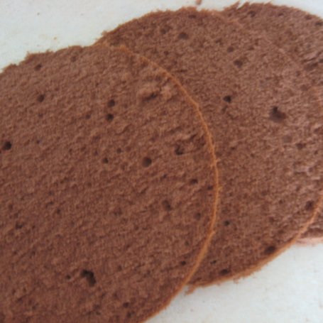 Krok 3 - Tort kakaowy z truskawkami i masą z mascarpone foto