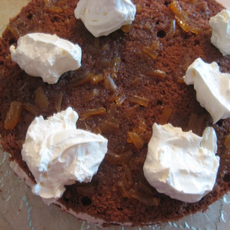 Krok 4 - Tort kakaowy z truskawkami i masą z mascarpone foto