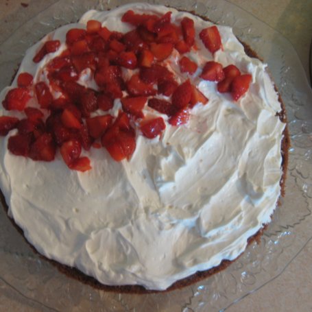 Krok 5 - Tort kakaowy z truskawkami i masą z mascarpone foto
