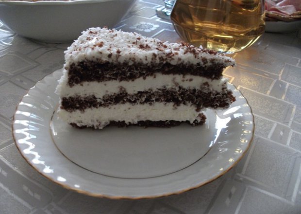 Fotografia przedstawiająca Tort kakaowy ze smietana