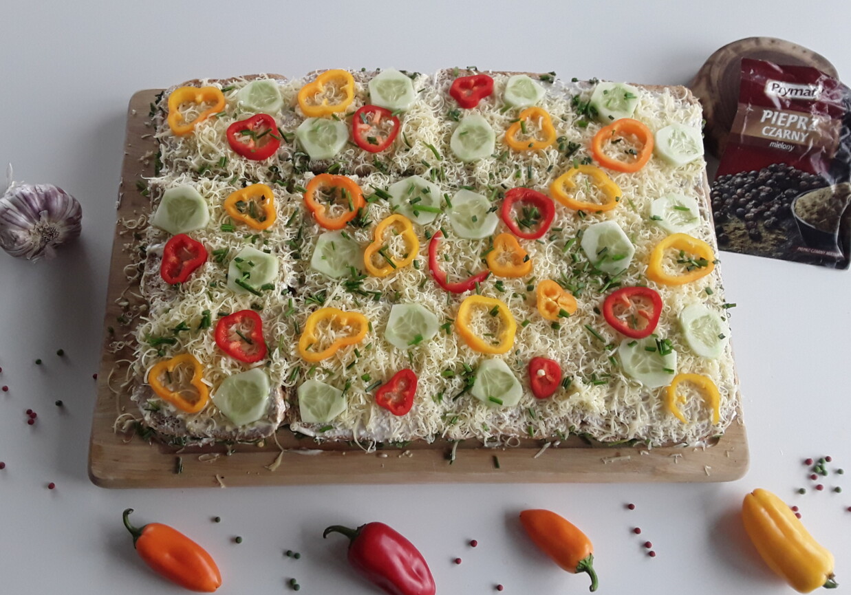 Tort kanapkowy idealny do lunchboxa foto