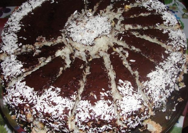 Fotografia przedstawiająca Tort kokosowo-ananasowy