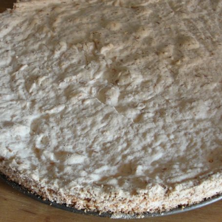 Krok 1 - Tort kokosowy z kremem najeżonym bakaliami foto