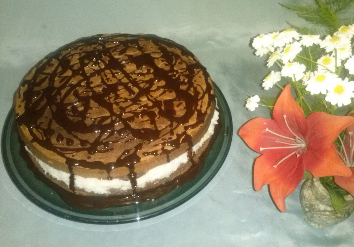 Tort kokosowy z polewą czekoladową i budyniem foto
