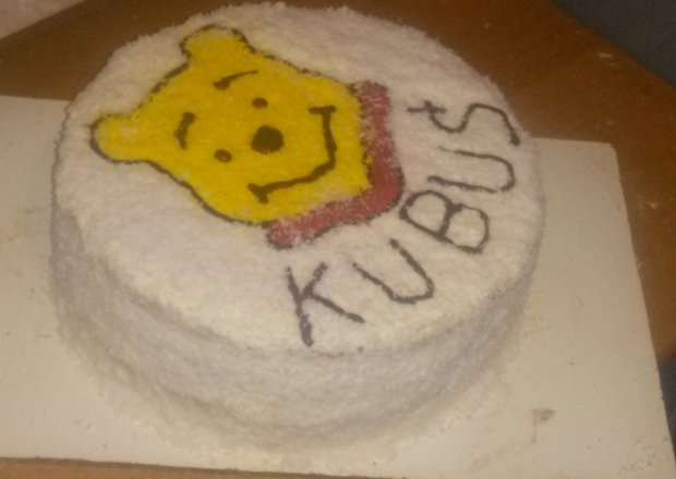 Fotografia przedstawiająca tort kUbuś puchatek