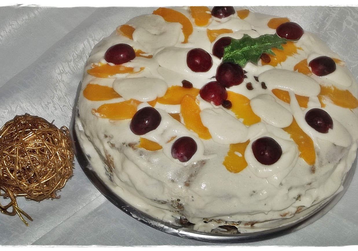 Tort makowo - brzoskwiniowy z  rodzynkami. foto