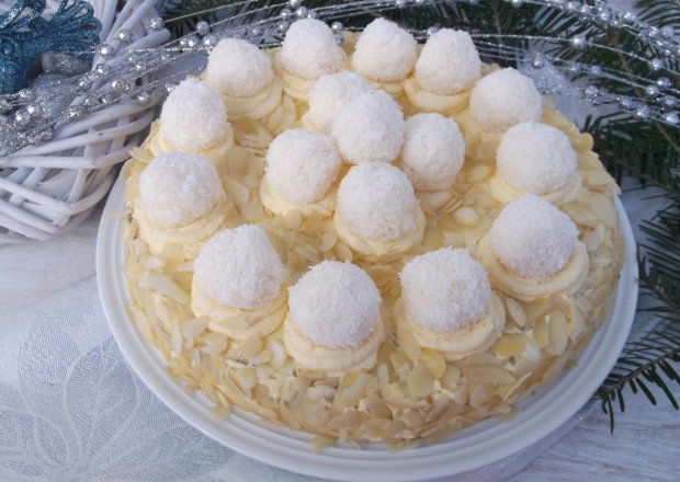 Fotografia przedstawiająca Tort makowo - migdałowy z kulkami kokosowymi.