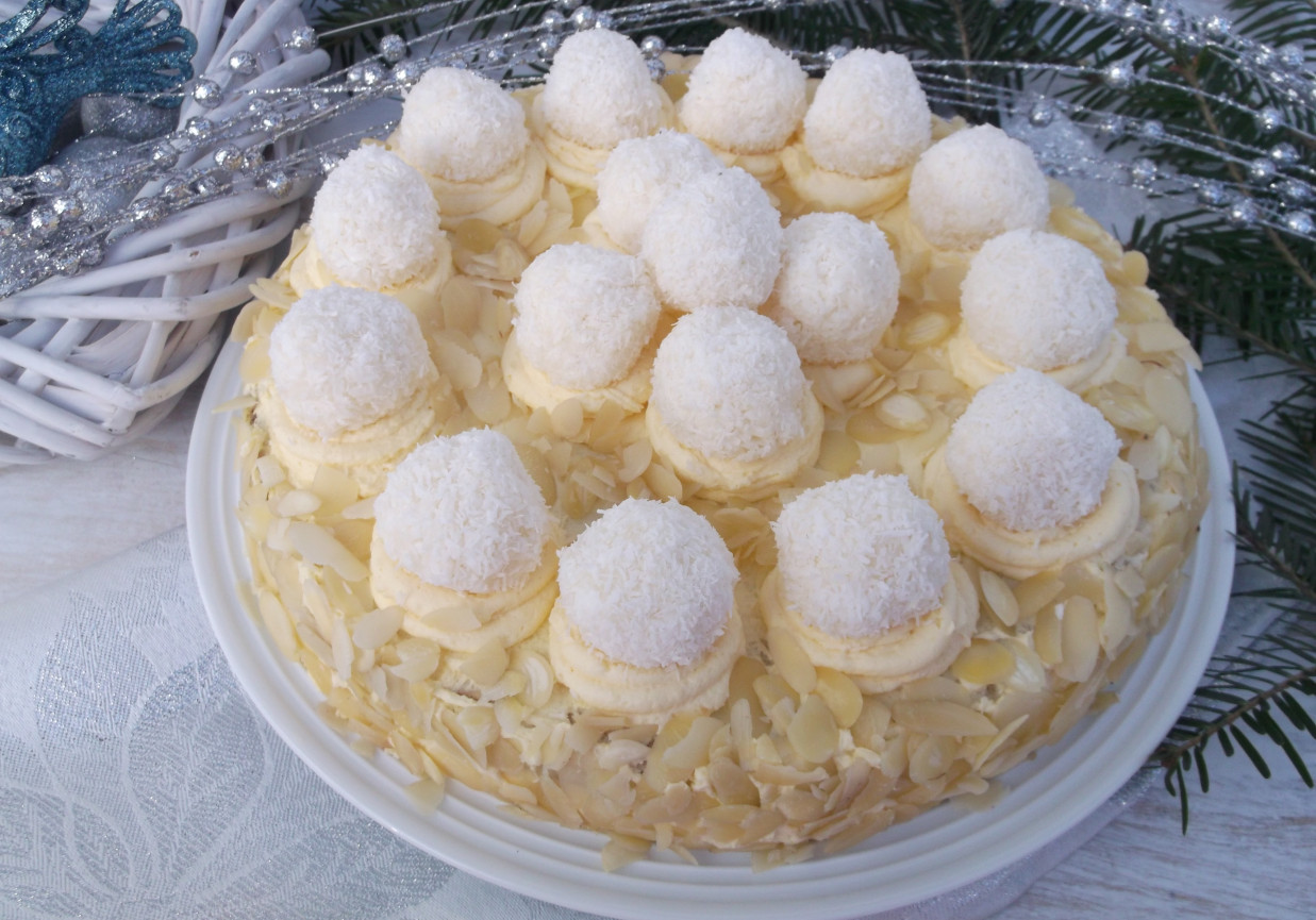Tort makowo - migdałowy z kulkami kokosowymi. foto