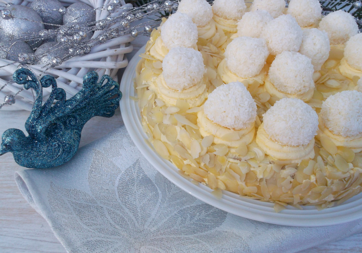 Tort makowo - migdałowy z kulkami kokosowymi. foto