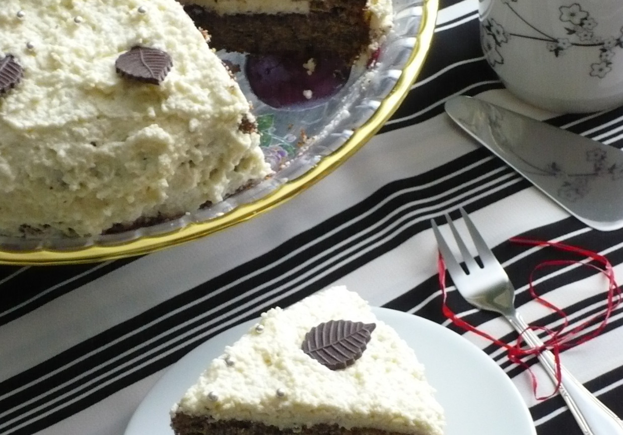 Tort makowy z białą czekoladą foto
