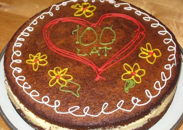 Fotografia przedstawiająca Tort makowy z brzoskwiniami
