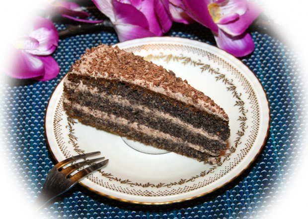Fotografia przedstawiająca Tort makowy z czekoladowym kremem mascarpone